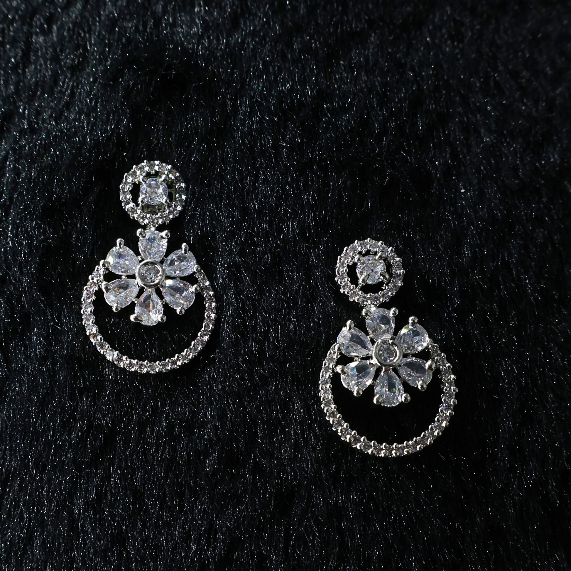 Floral Motif Earring - 